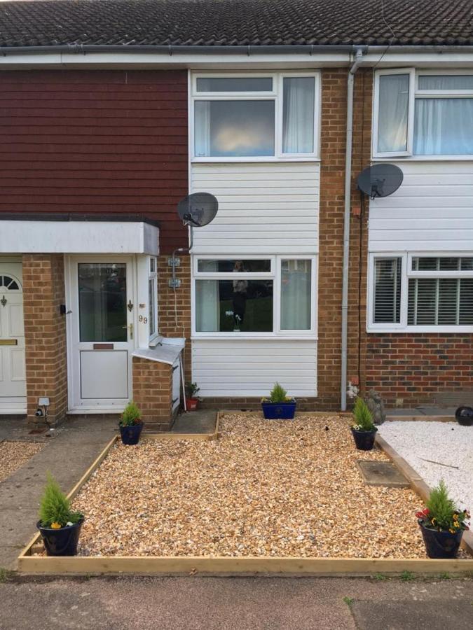 Kb99 Comfy 2 Bedroom House In Horsham, Pets Very Welcome With Easy Links To London And Gatwick Dış mekan fotoğraf